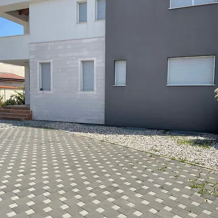 Doki Basement Apartman Póla
